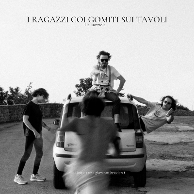 I RAGAZZA COI GOMITI SUI TAVOLI