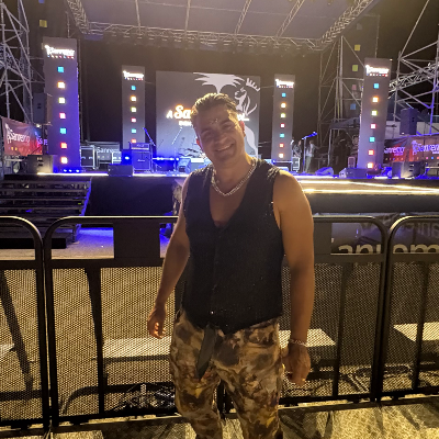  Alessio Cazzola è un musicista, batterista e insegnante di musica  https://alessiocazzola.com/