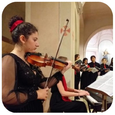 Violinista del Conservatorio Verdi di Milano, propone lezioni di violino e solfeggio per tutte le età e dal livello principiante a superiore