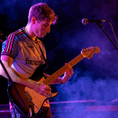 Lezioni di clarinetto, chitarra acustica e chitarra elettrica.