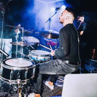 Lezioni di batteria: da 0 a 100 in pochi passi! Studio dei rudimenti, esercizi per migliorare l'internal clock, il balance e il groove; analisi, stesura e arrangiamento di brani pop-rock ecc.