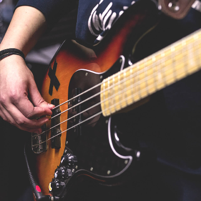 Insegnante basso elettrico moderno