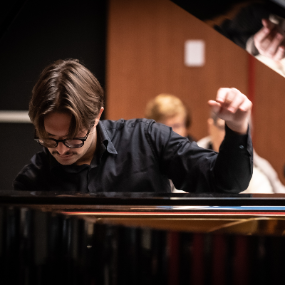 Insegnante di pianoforte e teoria musicale